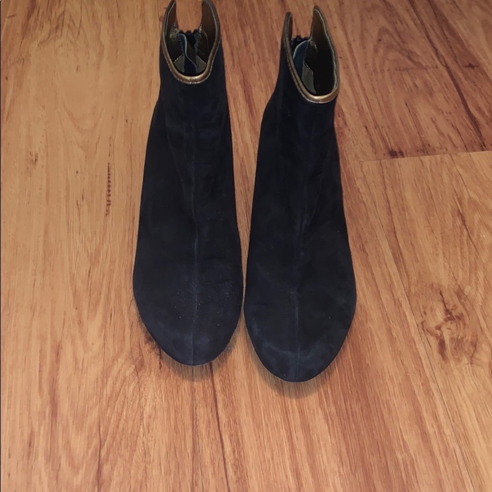 Suede boots with a thin little heel